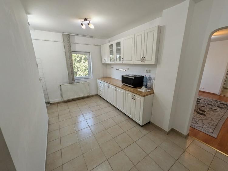 Apartament cu 3 camere semidecomandat, mobilat în Freidorf