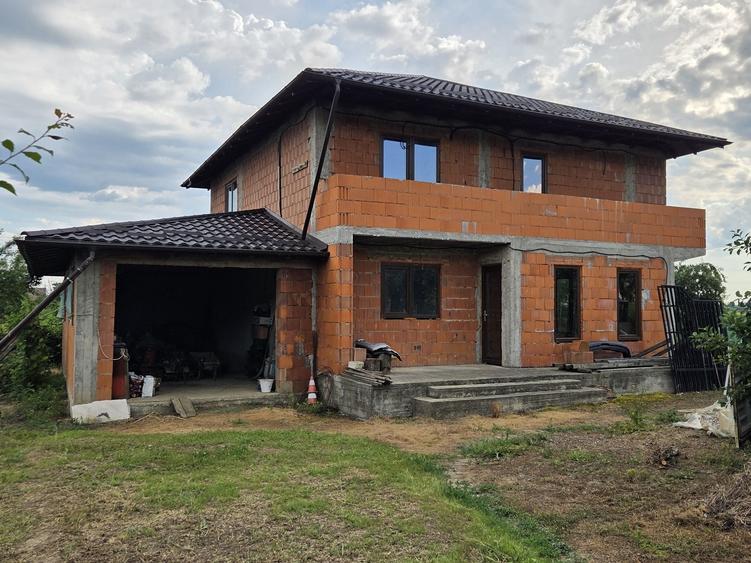 Casă cu 4 camere în Călinești