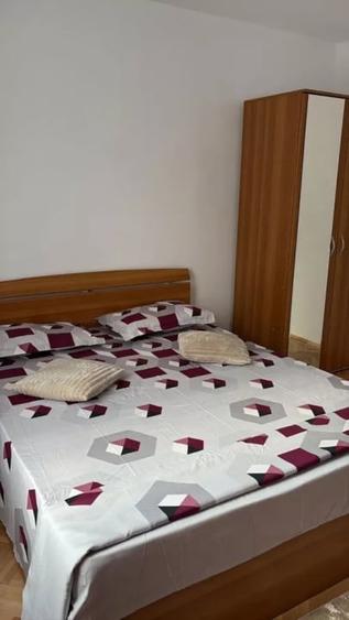 Apartament cu 3 camere semidecomandat, mobilat în 1 Mai