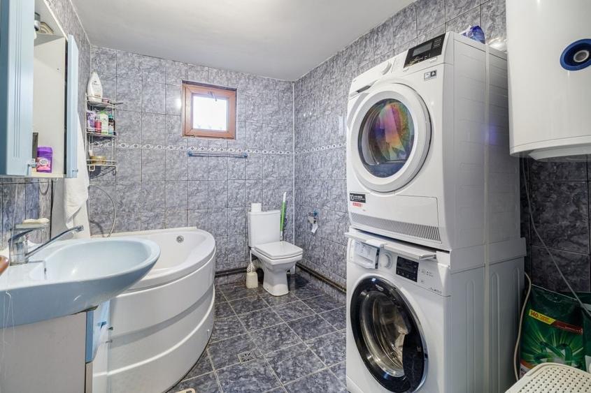 Casă individuală cu 7 camere cu Canalizare în Periș