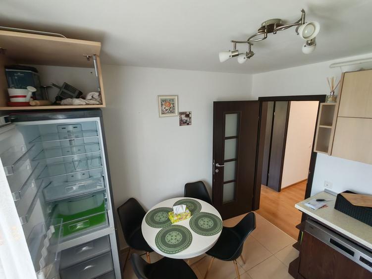 Apartament cu 3 camere decomandat în Tractorul