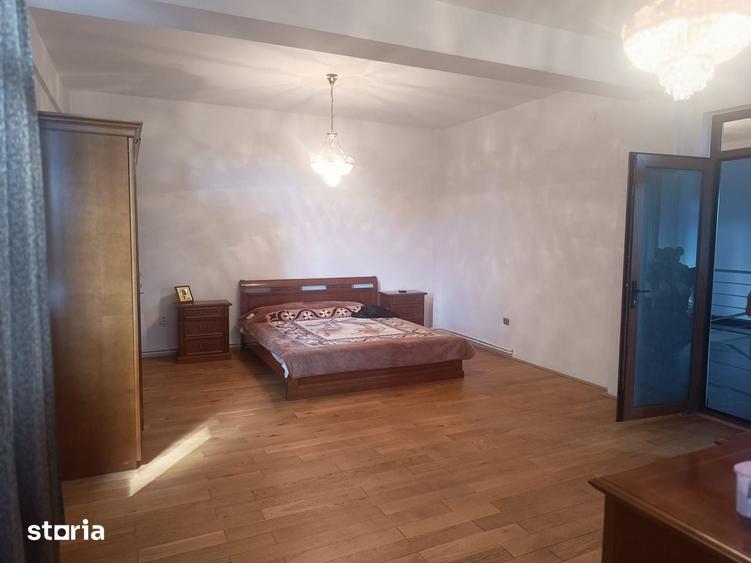 Casă cu 10 camere cu Teren 970 Mp în Calea București