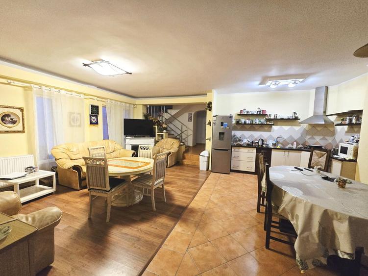 Casă cu 4 camere în Central