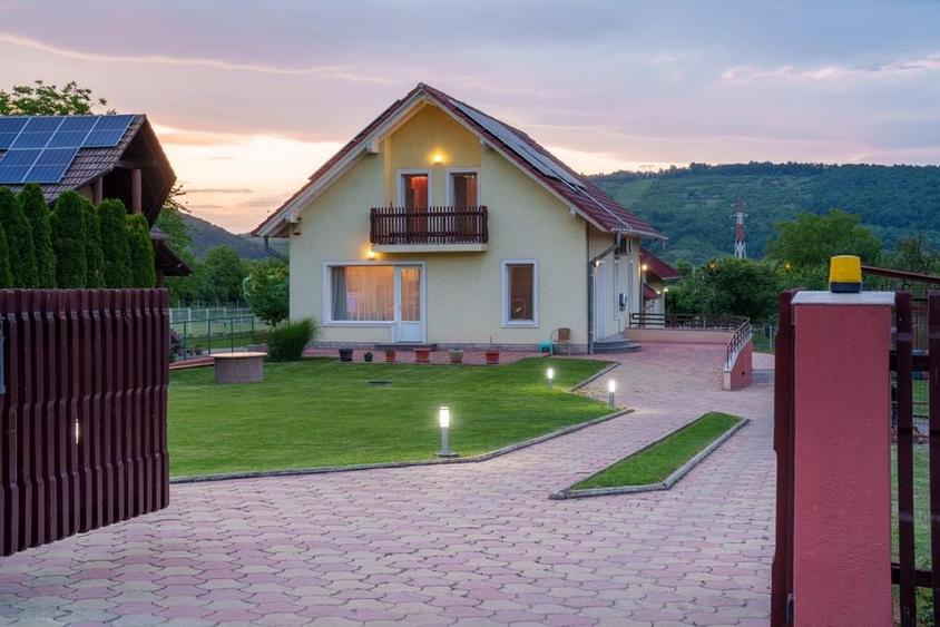 Casă cu 4 camere în Mintia