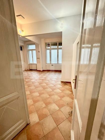 Apartament cu 5 camere semidecomandat în Central