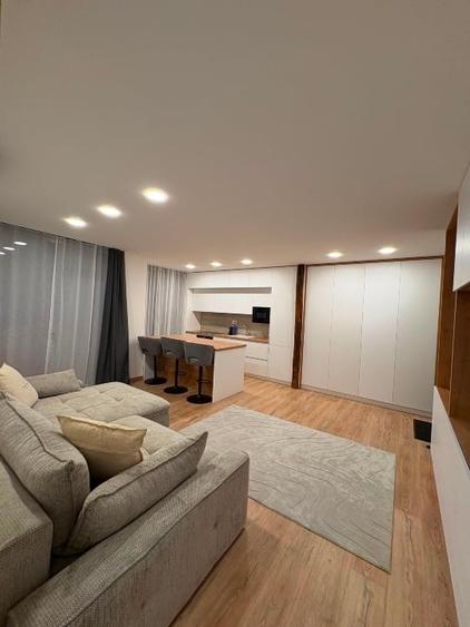 Inchiriez apartament central, parcare inclusa, dotari premium, prima inchiriere - 1