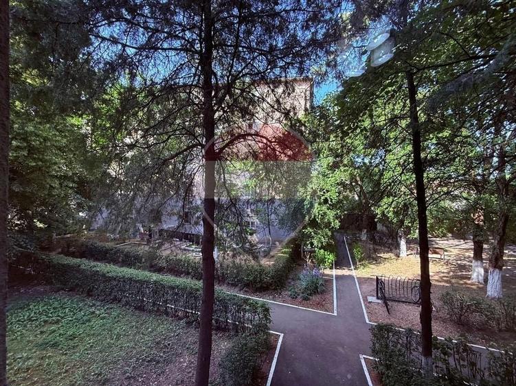 Apartament cu 3 camere semidecomandat, mobilat în Central