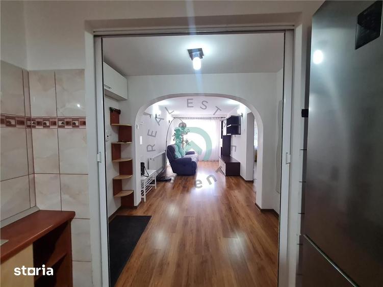 Apartament cu 3 camere semidecomandat în Triaj