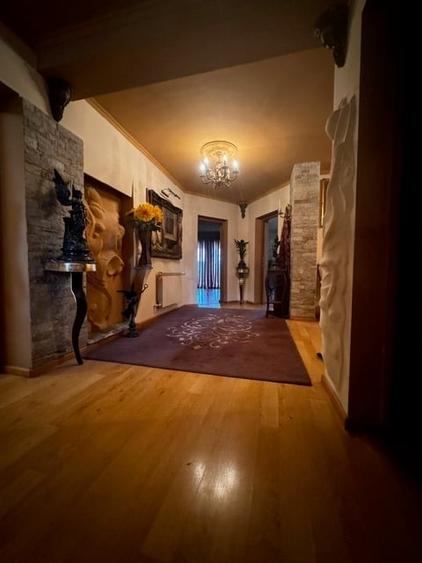 Casă cu 6 camere cu Teren 1576 Mp în Băneasa