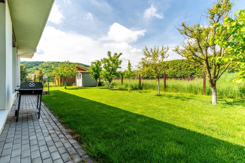 Casă individuală cu 3 camere cu Canalizare în Luna de Sus