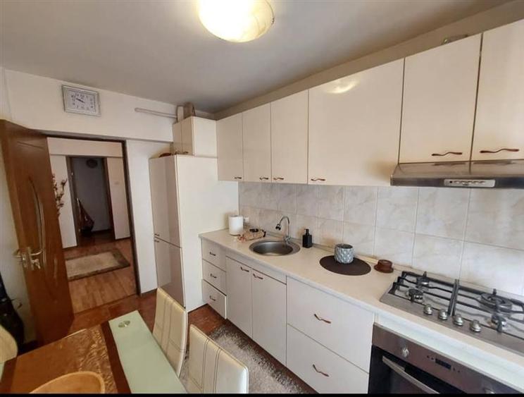 Apartament cu 3 camere semidecomandat în Balta Albă