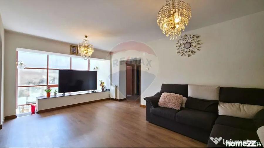 Casă cu 7 camere cu Teren 350 Mp în Lacul Morii
