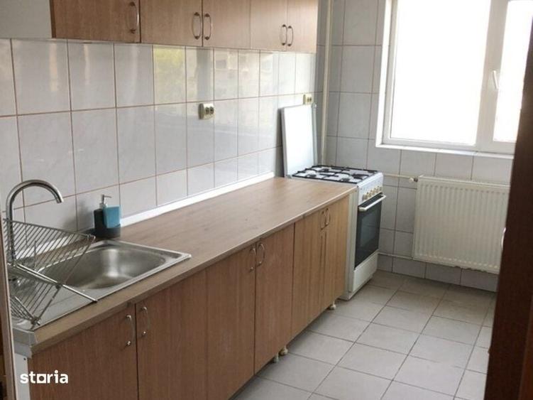Apartament cu 3 camere semidecomandat în Tineretului