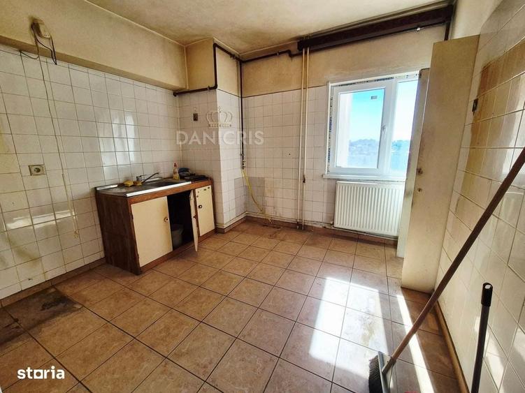 Apartament cu 3 camere decomandat în Trocadero