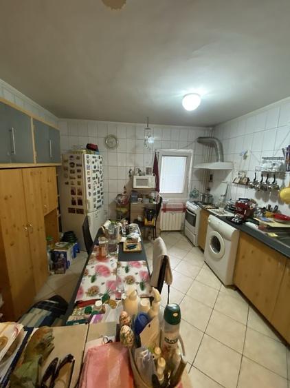 Apartament cu 4 camere decomandat în Tei