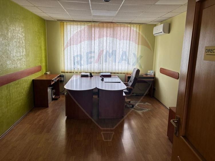 Spațiu industrial, de 2,800 mp, în Central