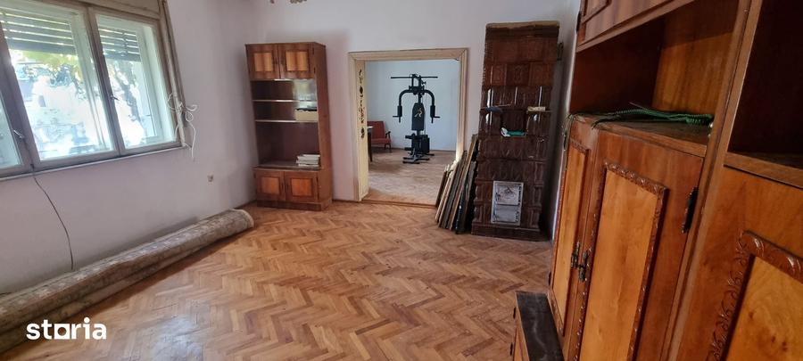 Casă cu 4 camere cu Teren 1007 Mp în Central