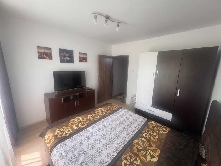 Apartament cu 3 camere semidecomandat în Crângași