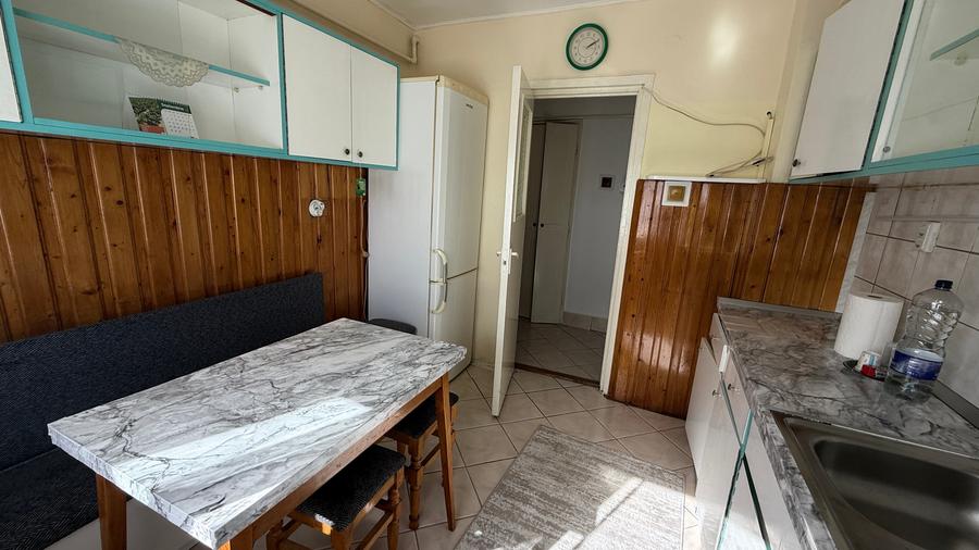 Apartament cu 3 camere semidecomandat în Central