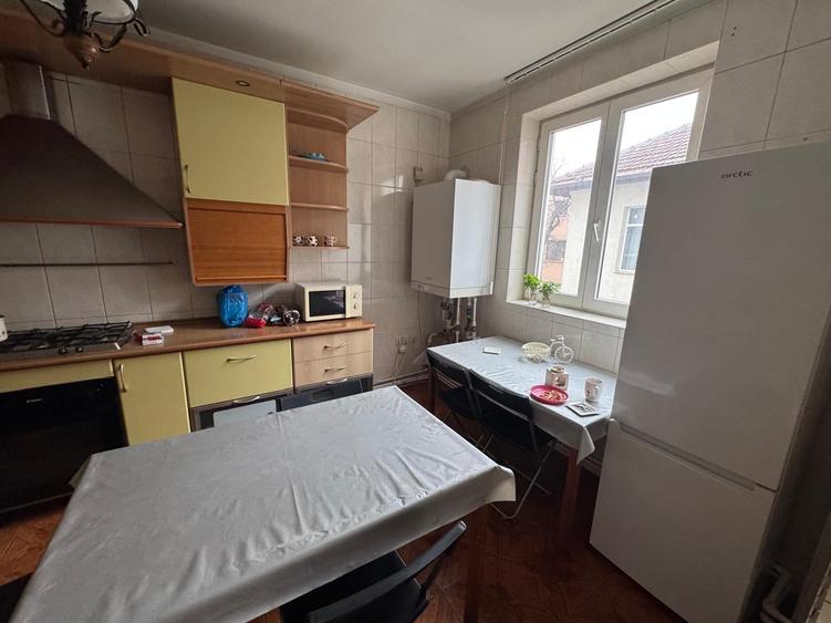 Casă cu 7 camere cu Canalizare în Cotroceni
