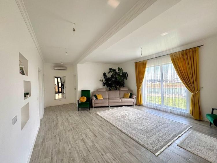 Casă cu 3 camere în Ipotești