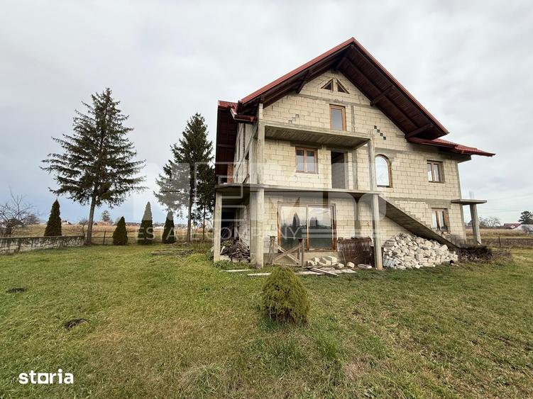 Casă cu 8 camere cu Teren 1674 Mp în Vicovu de Sus