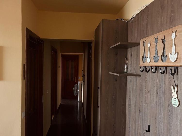 Apartament cu 3 camere decomandat în Calea București