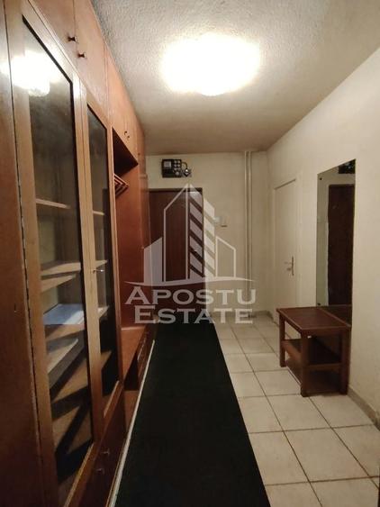 Apartament cu 3 camere semidecomandat, mobilat în Central
