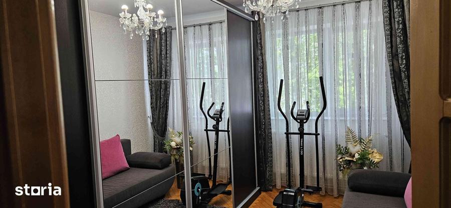 Apartament cu 4 camere decomandat în Est