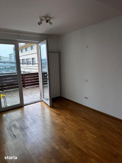 Casă cu 6 camere cu Teren 310 Mp în Apărătorii Patriei