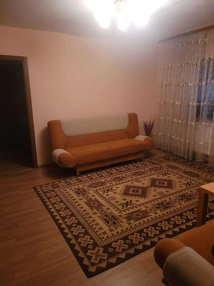 Apartament cu 3 camere semidecomandat în Debarcader