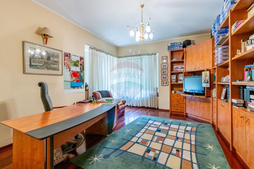 Casă individuală cu 7 camere cu Teren 3249 Mp în Central