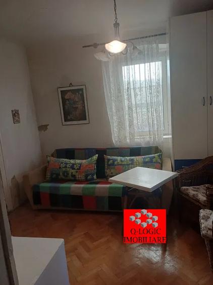 Apartament cu 4 camere semidecomandat, mobilat în Central