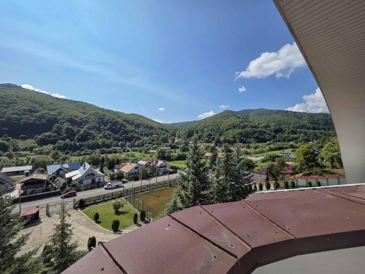 Casă individuală cu 13 camere cu Piscina în Slănic-Moldova