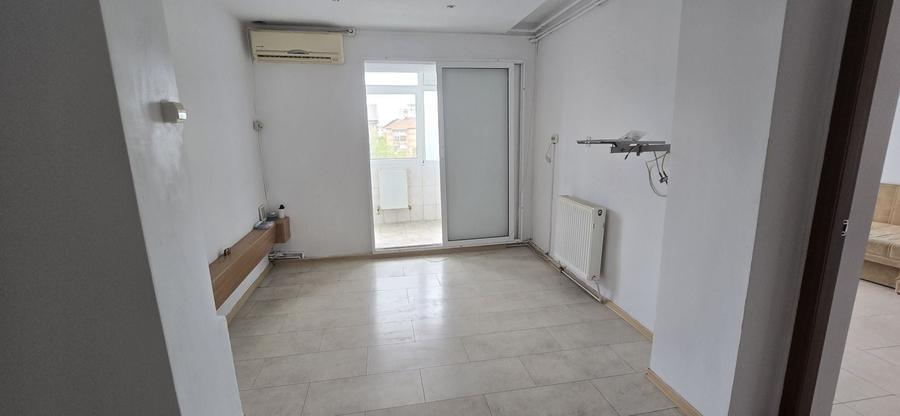 Apartament cu 3 camere decomandat în Micro 6