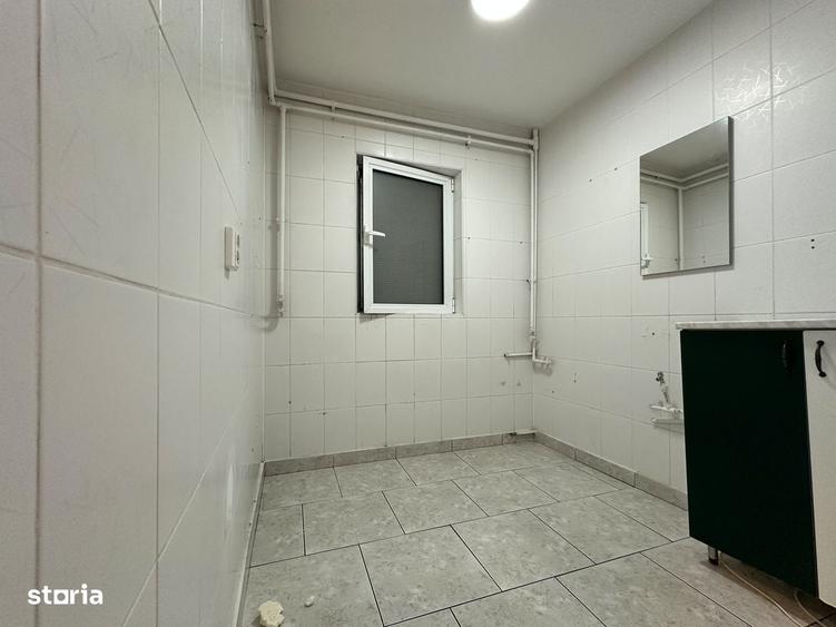 Spatiu comercial stradal, vad pietonal, parcare libera - 3