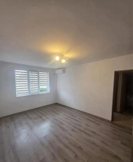 Apartament cu 3 camere semidecomandat în Far