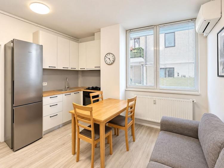 Apartament cu 3 camere semidecomandat, mobilat în Giroc