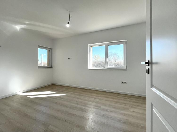 Duplex cu 5 camere cu Canalizare în Ghiroda