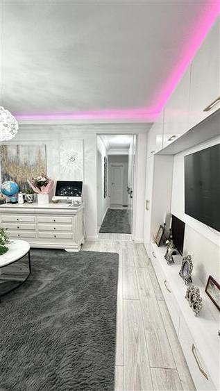 Apartament cu 4 camere semidecomandat, mobilat în Tomis Nord