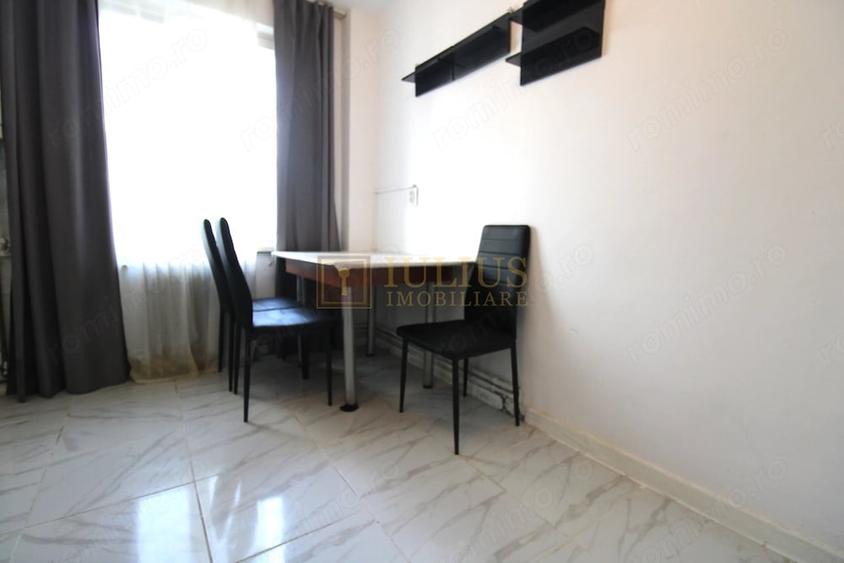 Apartament cu 4 camere semidecomandat în Punctele Cardinale