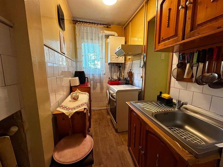 Apartament cu 3 camere semidecomandat în Plopilor