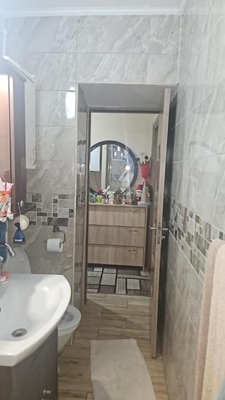Apartament cu 2 camere semidecomandat, mobilat în Craiovița Nouă