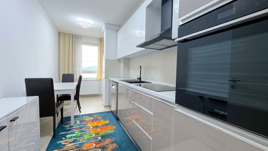 Apartament cu 3 camere decomandat în Tractorul