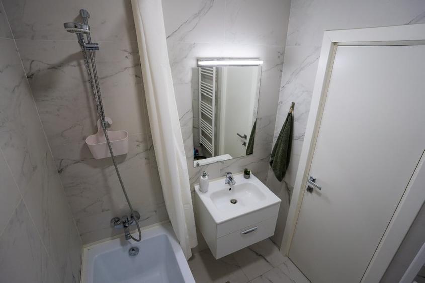 Apartament cu 2 camere semidecomandat, mobilat în Central