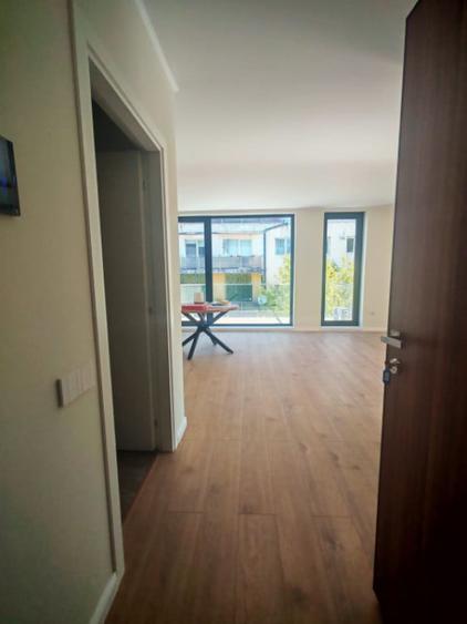 Apartament cu 3 camere semidecomandat în Gruia