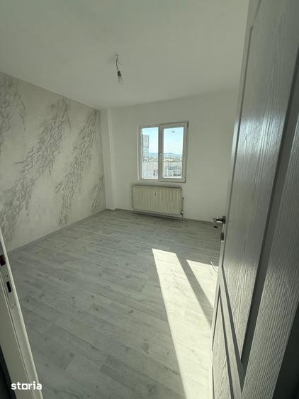 Apartament cu 3 camere semidecomandat în Tache