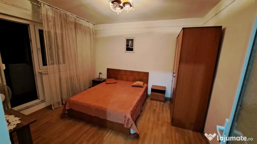 Apartament cu 3 camere decomandat în B-dul București