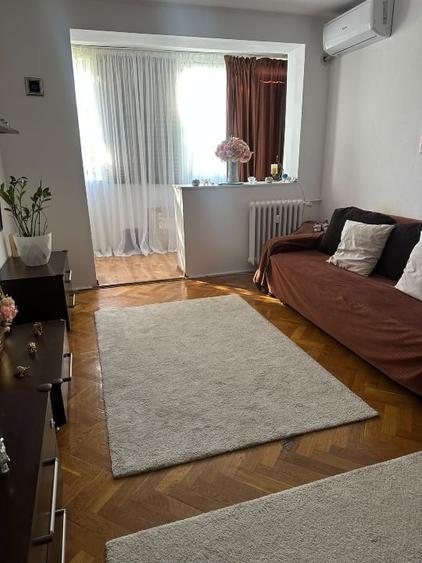 Apartament cu 3 camere semidecomandat, mobilat în Titan