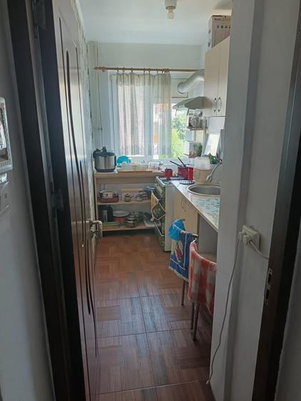 Apartament cu 3 camere semidecomandat în Craiovița Nouă